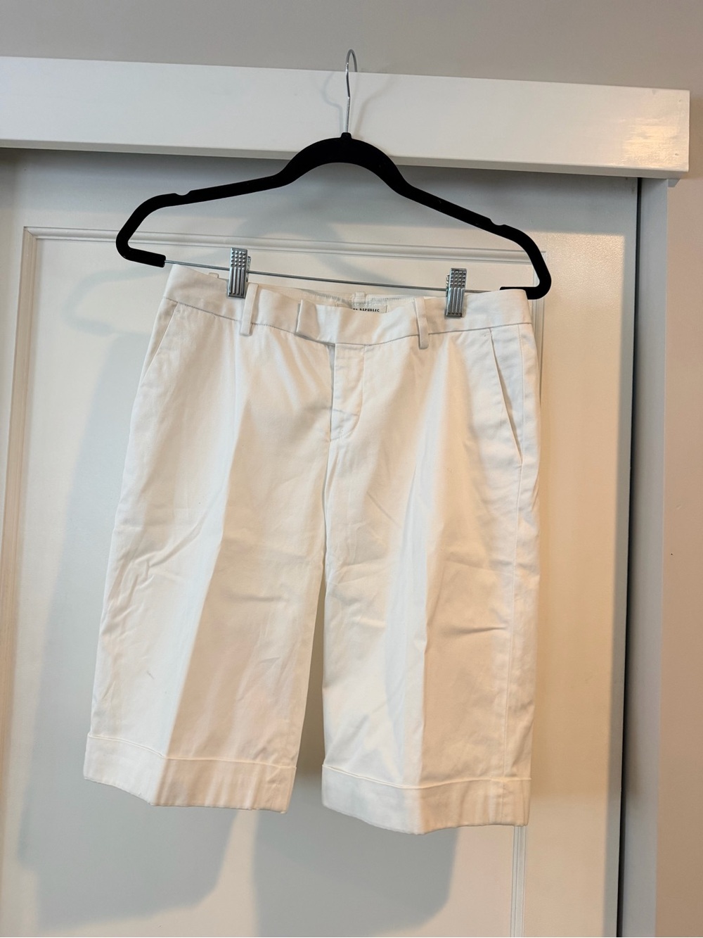 EUC Banana Republic Classic White Bermuda Shorts 11” Inseam Size 4